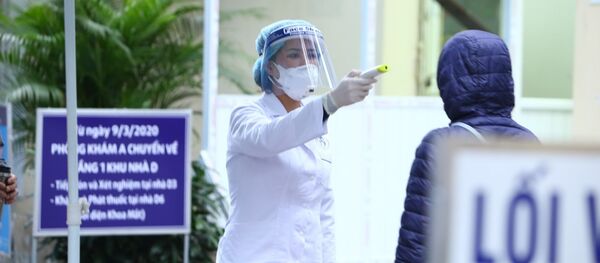 Người vào bệnh viện Xanh-pôn sẽ được kiểm tra thân nhiệt và khai báo lịch trình di chuyển - Sputnik Việt Nam