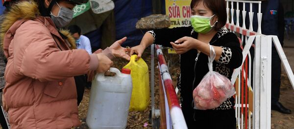 Nhiều người dân đổ xô đi mua xăng, dầu về tích trữ. Nhiều người dân đổ xô đi mua xăng, dầu về tích trữ. - Sputnik Việt Nam