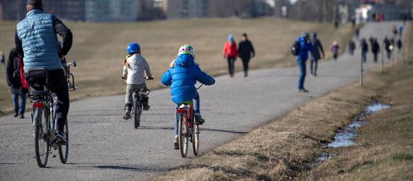 Người dân địa phương đi bộ ở Stockholm. Người dân địa phương đi bộ ở Stockholm. - Sputnik Việt Nam