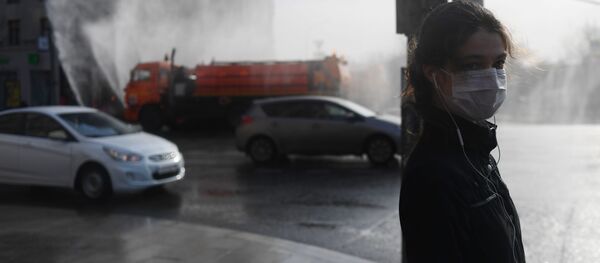 Cô gái trong một khẩu trang y tế ở Moskva. - Sputnik Việt Nam