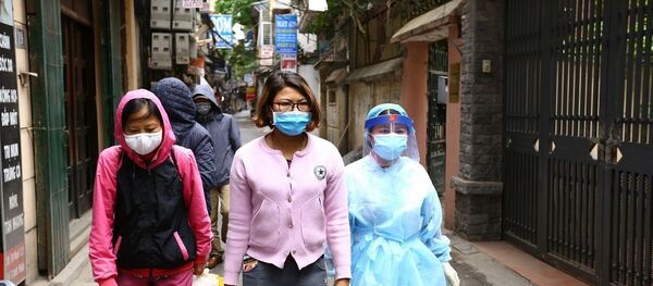 Đúng 10h nhân viên y tế bệnh viện Bạch Mai hướng dẫn các bệnh nhân ra xe, di chuyển vào bệnh viện. - Sputnik Việt Nam