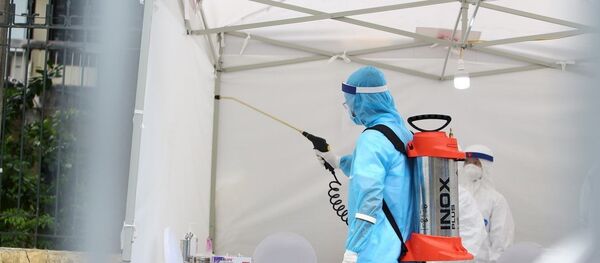Trạm lấy mẫu xét nghiệm nhanh COVID-19 luôn được phun khử khuẩn. - Sputnik Việt Nam