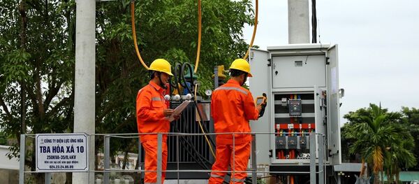 Công nhân Tổng Công ty Điện lực TP Hà Nội vận hành cung cấp điện cho các phụ tải trên địa bàn. - Sputnik Việt Nam