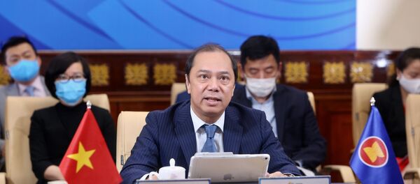 Thứ trưởng Bộ Ngoại giao Nguyễn Quốc Dũng, Trưởng SOM ASEAN Việt Nam phát biểu. Thứ trưởng Bộ Ngoại giao Nguyễn Quốc Dũng, Trưởng SOM ASEAN Việt Nam phát biểu. - Sputnik Việt Nam