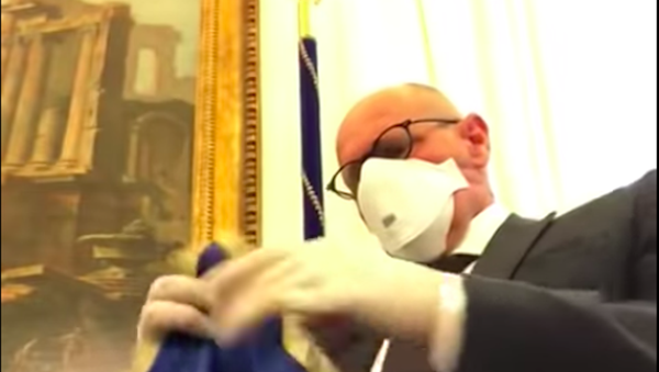 Phó chủ tịch Quốc hội Ý, ông Fabio Rampelli đã tháo bỏ cờ EU trong văn phòng của mình Phó chủ tịch Quốc hội Ý, ông Fabio Rampelli đã tháo bỏ cờ EU trong văn phòng của mình - Sputnik Việt Nam