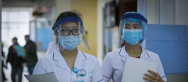 Từ thực tế cho thấy chiếc mũ bảo hộ y tế ngăn giọt bắn của chị Vũ Thị Hoa làm ra có tác dụng không hề thua kém gì so với những chiếc mũ bảo hộ mà bệnh viện được ngành y tế cấp phát. Từ thực tế cho thấy chiếc mũ bảo hộ y tế ngăn giọt bắn của chị Vũ Thị Hoa làm ra có tác dụng không hề thua kém gì so với những chiếc mũ bảo hộ mà bệnh viện được ngành y tế cấp phát. - Sputnik Việt Nam