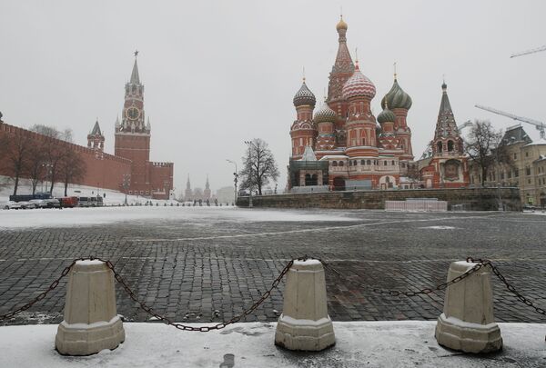 Đồng hồ trên Tháp Spasskaya của Điện Kremlin Moskva chỉ 12 giờ trưa trong đại dịch coronavirus - Sputnik Việt Nam