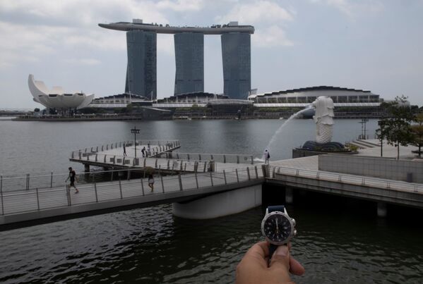 Đồng hồ trước Công viên Merlion ở Singapore chỉ 12 giờ trưa trong đại dịch coronavirus - Sputnik Việt Nam