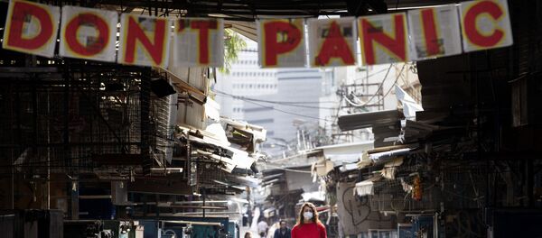 Cô gái với một con chó dưới biểu ngữ không hoảng loạn ở Israel - Sputnik Việt Nam