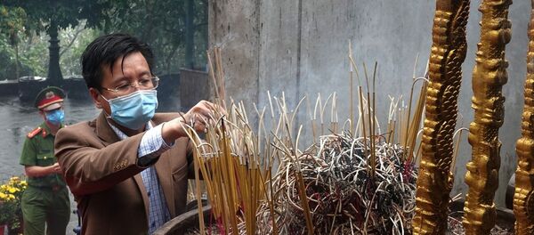 Người dân vùng ven dâng hương tưởng nhớ các Vua Hùng tại Đền Thượng. - Sputnik Việt Nam