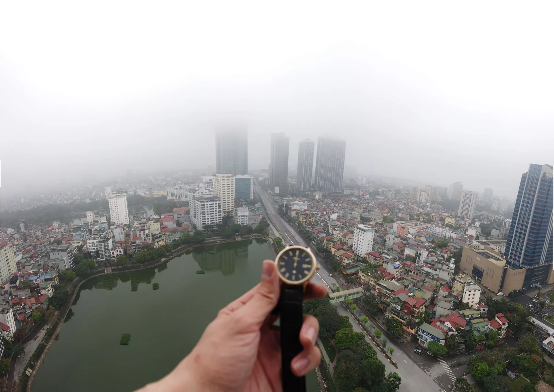 Đồng hồ chỉ 12 giờ trưa trên nền phong cảnh Hà Nội Đồng hồ chỉ 12 giờ trưa trên nền phong cảnh Hà Nội - Sputnik Việt Nam, 1920, 27.11.2023