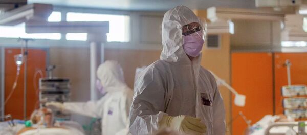 Nhân viên y tế trong phòng chăm sóc đặc biệt tại một phòng khám ở Ý. Nhân viên y tế trong phòng chăm sóc đặc biệt tại một phòng khám ở Ý. - Sputnik Việt Nam