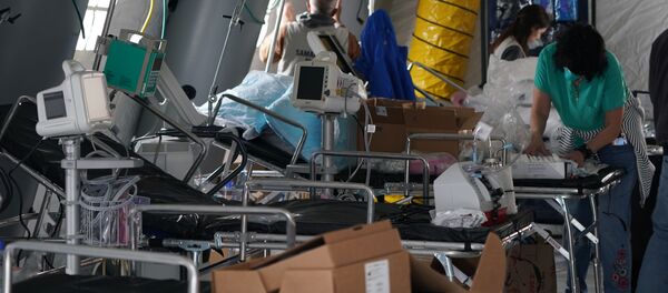 Thiết bị y tế và giường trong bệnh viện dã chiến ở Công viên Trung tâm New York - Sputnik Việt Nam