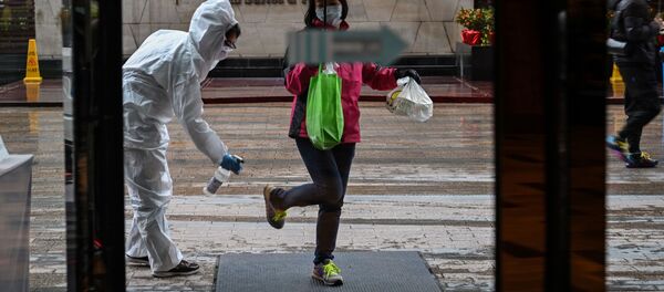 Nhân viên khách sạn trong lúc khử trùng ở Vũ Hán, Trung Quốc Nhân viên khách sạn trong lúc khử trùng ở Vũ Hán, Trung Quốc - Sputnik Việt Nam