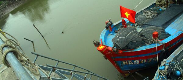 Các ngư dân làm các thang sắt để lên, xuống với các tàu thuyền đang neo đậu ở phía dưới cầu Diễn Kim tiềm ẩn nguy cơ mất an toàn giao thông. - Sputnik Việt Nam