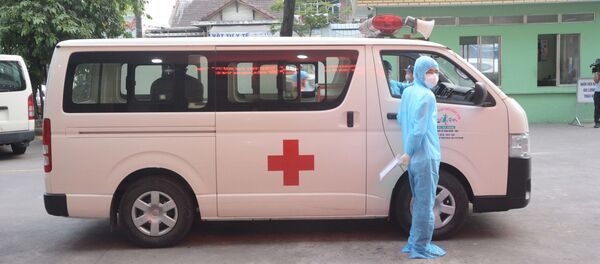 Xe chuyên dụng chở bệnh nhân COVID-19 số 68 về nhà và tiếp tục cách ly 14 ngày theo quy định. - Sputnik Việt Nam