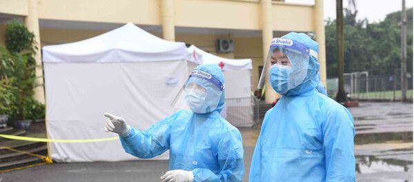 Nhân viên y tế được trang bị bảo hộ chuẩn theo quy định. - Sputnik Việt Nam