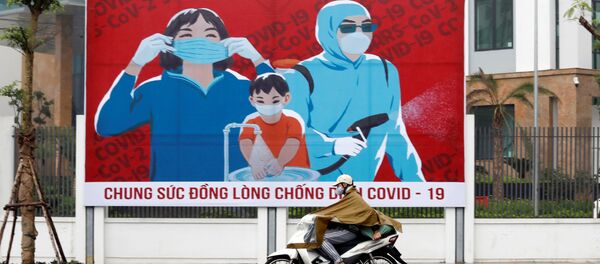 Một người đàn ông đi xe máy tại Hà Nội, Việt Nam Một người đàn ông đi xe máy tại Hà Nội, Việt Nam - Sputnik Việt Nam