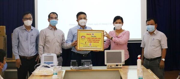 Đại diện Chương trình “Cùng Tuổi trẻ chống dịch COVID -19” trao biểu trưng 7 máy thở cho đại diện Sở Y tế Thành phố Hồ Chí Minh - Sputnik Việt Nam