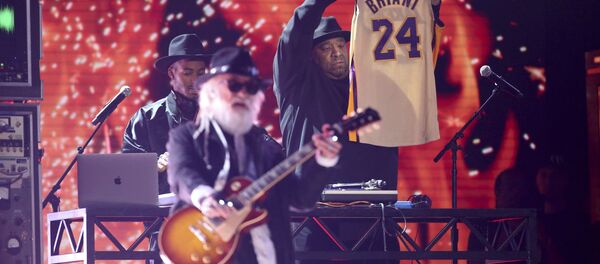 DJ Joseph Simmons với chiếc áo phông của cầu thủ bóng rổ quá cố Kobe Bryant tại lễ trao giải Grammy ở Los Angeles. - Sputnik Việt Nam