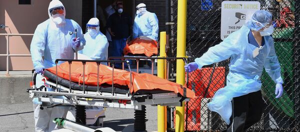 Nhân viên y tế chuyển các thi thể từ Trung tâm Y tế Wyckoff Heights đến tủ lạnh ở Brooklyn, New York - Sputnik Việt Nam