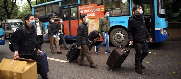 Người hoàn thành nghĩa vụ cách ly dời khu nhà, ra xe trở về địa phương - Sputnik Việt Nam