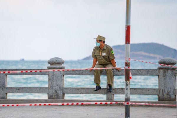 Cảnh sát trên một bãi biển đóng cửa ở Nha Trang, Việt Nam Cảnh sát trên một bãi biển đóng cửa ở Nha Trang, Việt Nam - Sputnik Việt Nam