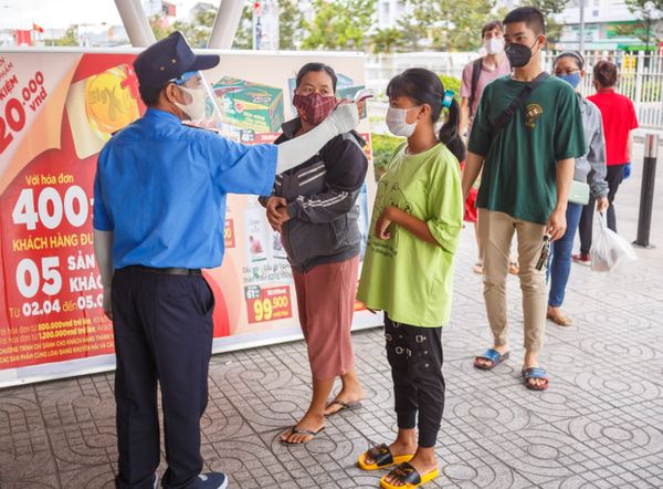 Nhân viên bảo vệ đo nhiệt độ khách hàng tại lối vào một siêu thị ở thành phố nghỉ mát Nha Trang, Việt Nam Nhân viên bảo vệ đo nhiệt độ khách hàng tại lối vào một siêu thị ở thành phố nghỉ mát Nha Trang, Việt Nam - Sputnik Việt Nam