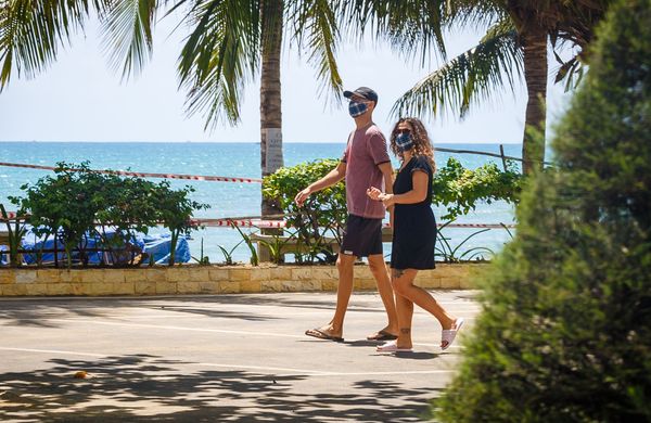 Khách du lịch đeo khẩu trang đi ngang qua một bãi biển đóng cửa giữa lúc dịch coronavirus bùng phát tại thành phố nghỉ mát Nha Trang, Việt Nam Khách du lịch đeo khẩu trang đi ngang qua một bãi biển đóng cửa giữa lúc dịch coronavirus bùng phát tại thành phố nghỉ mát Nha Trang, Việt Nam - Sputnik Việt Nam