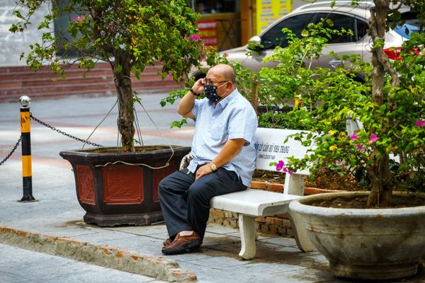 Một người đàn ông địa phương đeo khẩu trang ở Nha Trang, Việt Nam Một người đàn ông địa phương đeo khẩu trang ở Nha Trang, Việt Nam - Sputnik Việt Nam