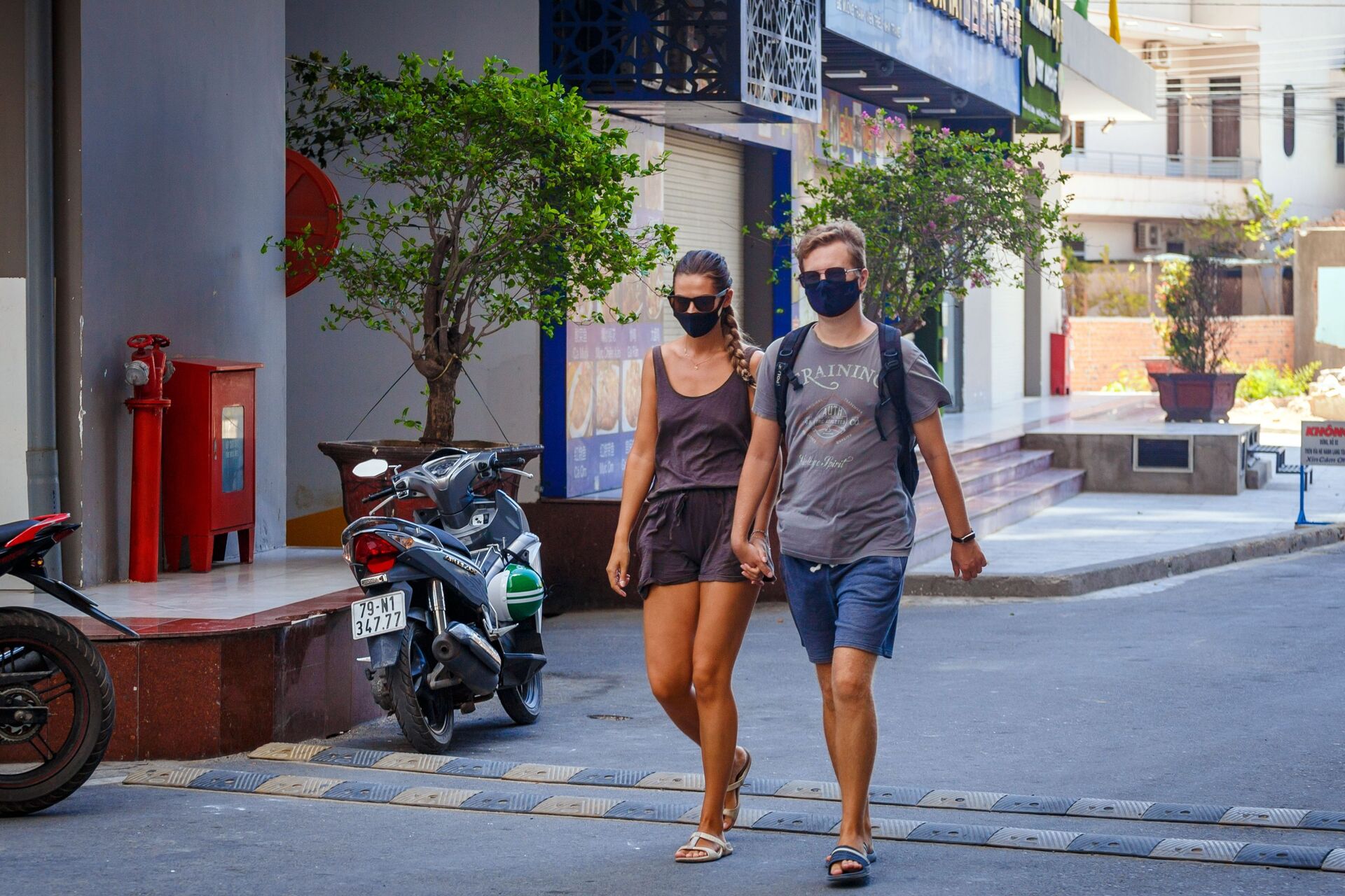 Khách du lịch đeo khẩu trang bảo vệ tại thành phố nghỉ mát Nha Trang tại Việt Nam - Sputnik Việt Nam, 1920, 02.12.2021