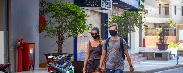 Khách du lịch đeo khẩu trang bảo vệ tại thành phố nghỉ mát Nha Trang tại Việt Nam - Sputnik Việt Nam