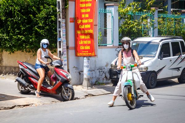 Khách du lịch đeo khẩu trang đi xe máy ở Nha Trang, Việt Nam Khách du lịch đeo khẩu trang đi xe máy ở Nha Trang, Việt Nam - Sputnik Việt Nam