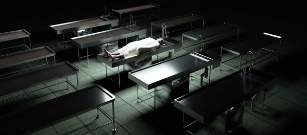 Thi thể của một người đàn ông trên bàn trong nhà xác - Sputnik Việt Nam