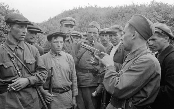 Chỉ huy của đội du kích giải thích cho những người lính cách sử dụng vũ khí, vùng Smolensk Chỉ huy của đội du kích giải thích cho những người lính cách sử dụng vũ khí, vùng Smolensk - Sputnik Việt Nam