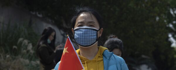 Cô gái trong mặt nạ y tế với một lá cờ quốc gia. Cô gái trong mặt nạ y tế với một lá cờ quốc gia. - Sputnik Việt Nam