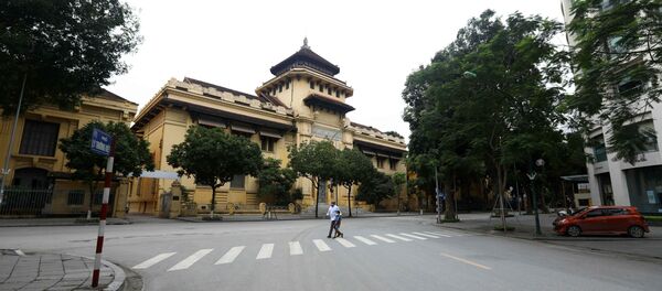 Quang cảnh vắng vẻ người qua lại tại khu vực ngã ba phố Lý Thường Kiệt và phố Lê Thánh Tông. - Sputnik Việt Nam