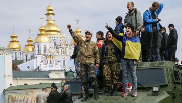 Cư dân thành phố trong Cuộc tuần hành của những anh hùng ở Kiev - Sputnik Việt Nam