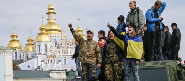 Cư dân thành phố trong Cuộc tuần hành của những anh hùng ở Kiev - Sputnik Việt Nam