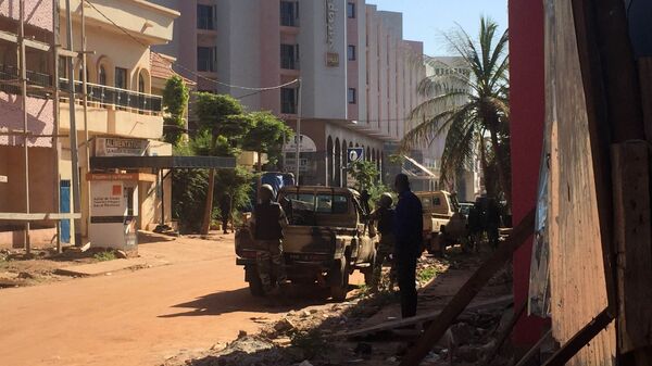 Quân nhân Mali đứng bên khách sạn Radisson Blu ở Bamako - Sputnik Việt Nam