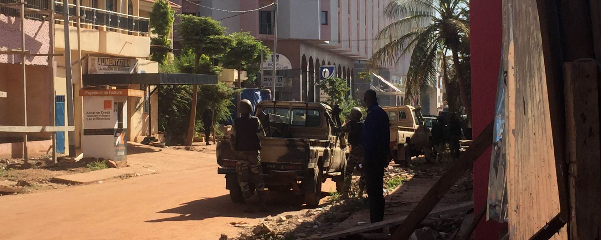 Quân nhân Mali đứng bên khách sạn Radisson Blu ở Bamako - Sputnik Việt Nam, 1920, 13.05.2022