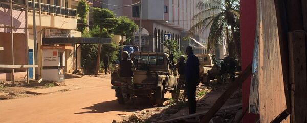 Quân nhân Mali đứng bên khách sạn Radisson Blu ở Bamako - Sputnik Việt Nam