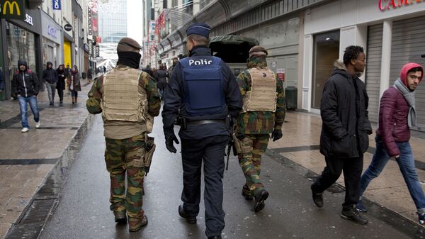 Binh lính và cảnh sát Bỉ trên đường phố Brussels - Sputnik Việt Nam