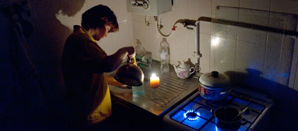 Một người phụ nữ trong căn hộ của mình ở thành phố Simferopol bị mất điện. - Sputnik Việt Nam