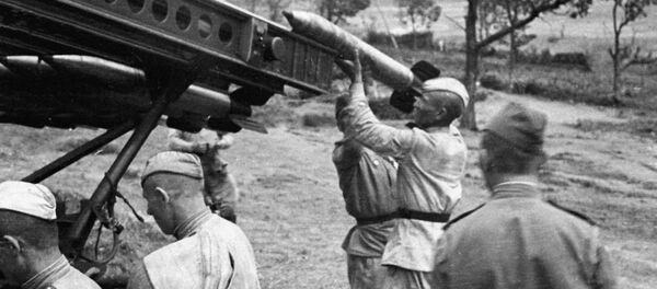 Các binh sĩ đang chuẩn bị một bệ phóng tên lửa Katyusha để khai hỏa - Sputnik Việt Nam