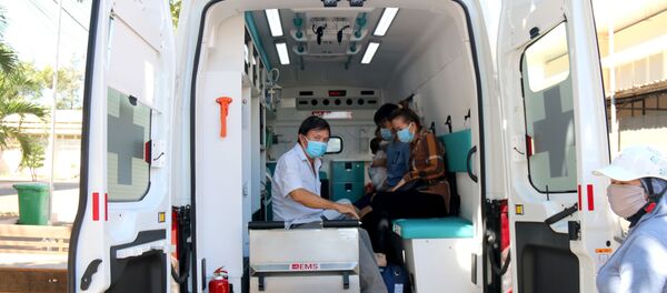 6 trường hợp công bố khỏi bệnh được chuyển đến Khu cách ly của Trung tâm điều trị COVID-19 tỉnh Bình Thuận để tiếp tục theo dõi 14 ngày theo quy định của Bộ Y tế. - Sputnik Việt Nam