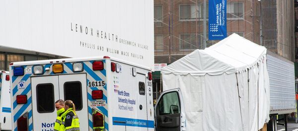 Nhân viên y tế đi ngang qua nhà xác mô phỏng bố trí phía sau Gian trưng bày Y tế Lenox Health ở New York Nhân viên y tế đi ngang qua nhà xác mô phỏng bố trí phía sau Gian trưng bày Y tế Lenox Health ở New York - Sputnik Việt Nam