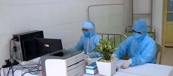 Cán bộ bệnh viện đa khoa huyện Như Thanh, tỉnh Thanh Hóa túc trực bên khu cách ly tại bệnh viên. - Sputnik Việt Nam