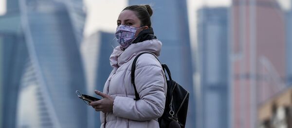 Cô gái đeo khẩu trang trên phố Matxcơva Cô gái đeo khẩu trang trên phố Matxcơva - Sputnik Việt Nam