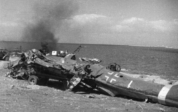 Những mảnh vỡ từ chiếc phi cơ phát-xít ở Mũi Khersones. Năm 1944. Cảnh từ tin thời sự Những mảnh vỡ từ chiếc phi cơ phát-xít ở Mũi Khersones. Năm 1944. Cảnh từ tin thời sự - Sputnik Việt Nam